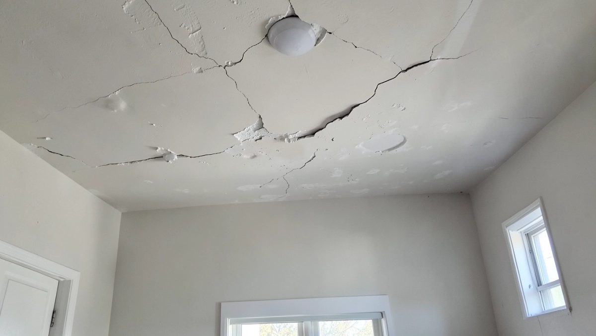 nierówny sufit malowanie