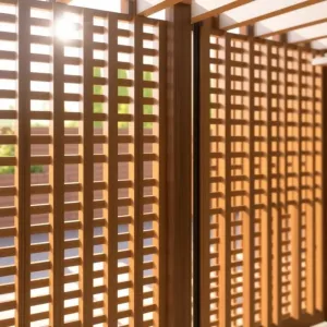 Ażurowa ścianka działowa z drewnianych listew