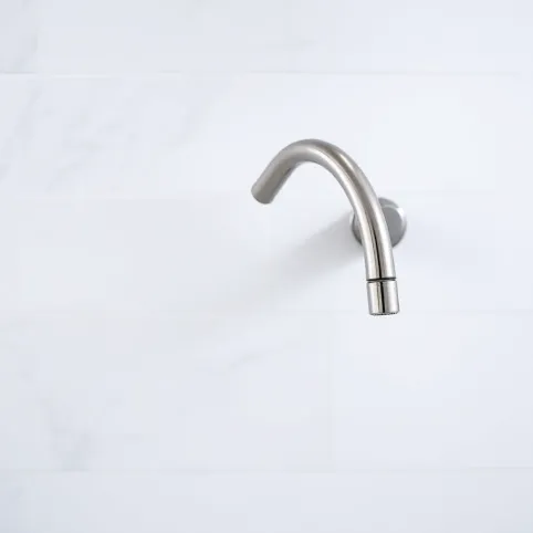 Bateria kuchenna ścienna z elastyczna wylewka