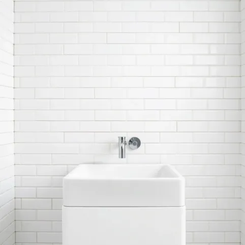 Białe płytki ścienne do łazienki