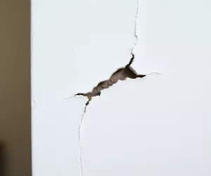 Co jest najczęstszą przyczyną pękania powłoki farby na spoinach akrylowych