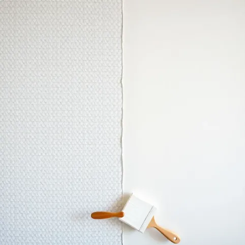 Czy na tapetę z włókna szklanego można położyć gładź