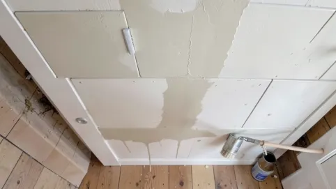 czym malować kasetony wałkiem czy pędzlem