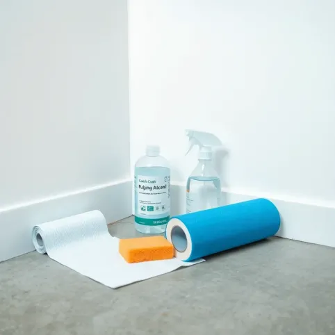 Czym odtłuścić ścianę przed klejeniem