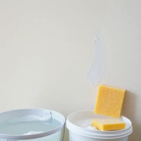 Czym odtłuścić ścianę przed malowaniem