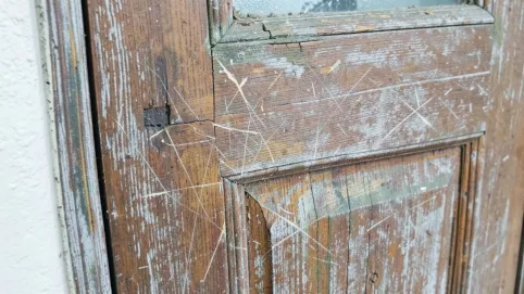 czym pomalować drzwi drewniane