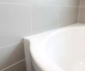 Czym przykleić listwę do wanny