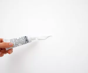 Czym przykleić listwę styropianowa do ściany
