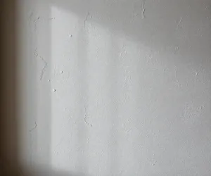 Czym przykryć baranek na ścianie