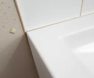 Czym uszczelnić szparę między ścianą a brodzikiem
