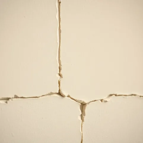 Czym wypełnić bruzdy w ścianie