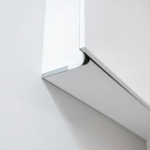 Czym wypełnić szczelinę między szafką a ścianą