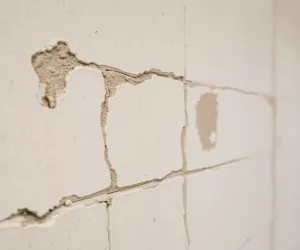 Czym wyrównać ścianę po skuciu płytek
