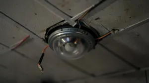 Demontaż oprawy halogenowej