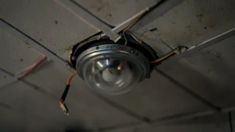 Demontaż oprawy halogenowej