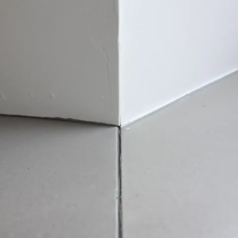 Fuga między ścianą a podłogą