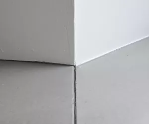 Fuga między ścianą a podłogą