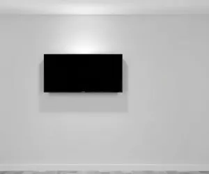 Ile odstaje telewizor od ściany