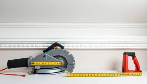 Jak dociąć listwy styropianowe do sufitu