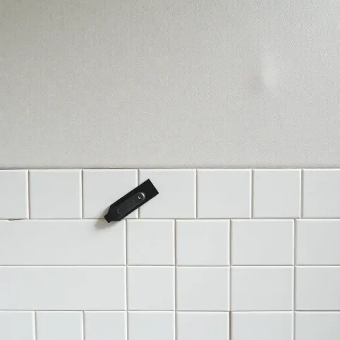 Jak kłaść płytki na ścianie od góry czy od dołu