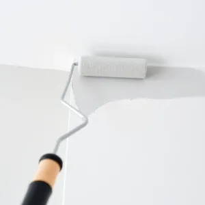 Jak malować ściany przy suficie