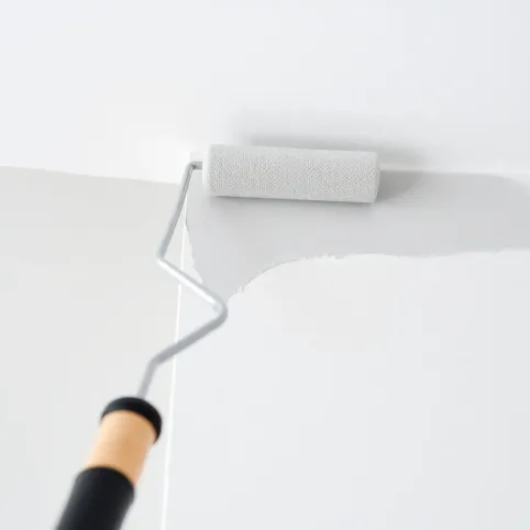 Jak malować ściany przy suficie