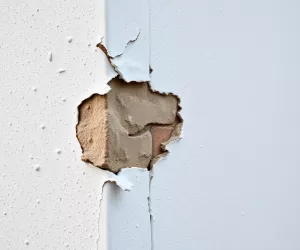 Jak naprawić odpadający tynk zewnętrzny
