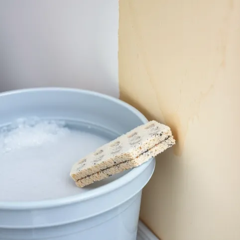 Jak odtłuścić ścianę przed malowaniem