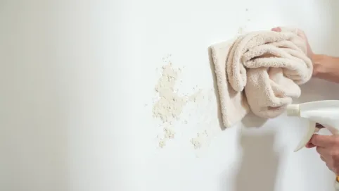 jak odtłuścić ścianę przed tapetowaniem