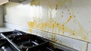 Jak odtłuścić ścianę w kuchni przed malowaniem