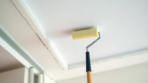 jak poprawnie malować sufit