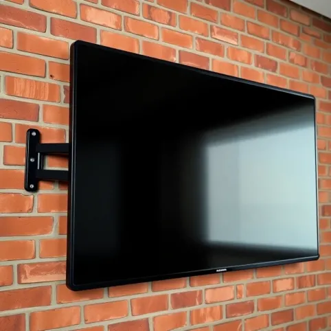 Jak powiesić telewizor na ścianie z cegły