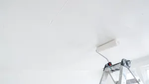 jak prawidłowo malować wałkiem sufit