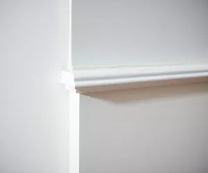 Jak przykleić listwy do ściany