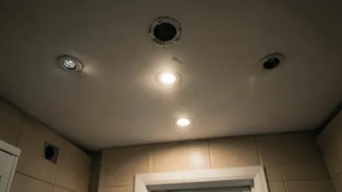 Jak rozmieścić halogeny na suficie