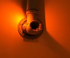 Jak udrożnić rurę w ścianie