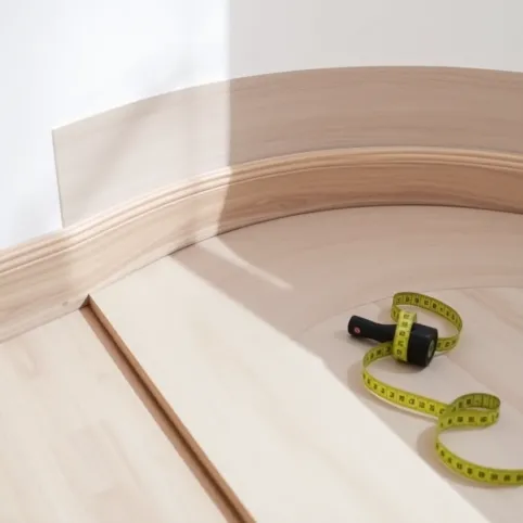 Jak układać panele przy krzywych ścianach