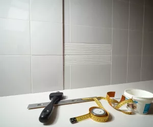 Jak układać płytki na ścianie
