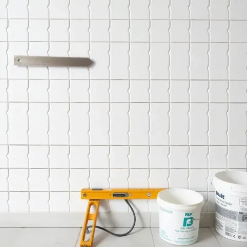 Jak ułożyć płytki w jodełkę na ścianie