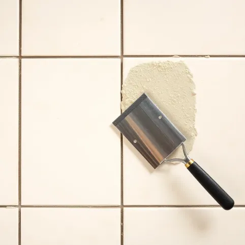 Jak usunąć klej po płytkach że ściany