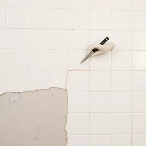Jak usunąć płytki ze ściany