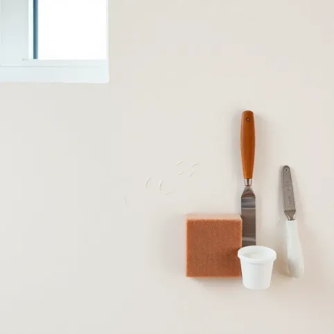 Jak usunąć rysy na ścianie