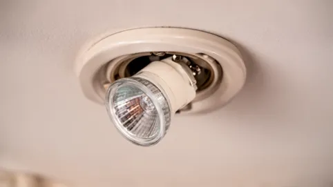 Jak wyjąć żarówkę halogenową z oprawy