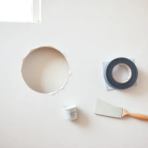 Jak załatać dziurę w ścianie gipsowej