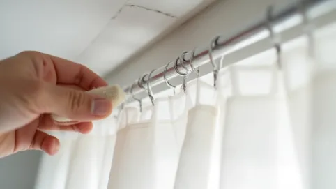 Jak zdjąć żabki z karnisza