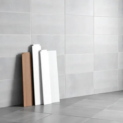 Jakie listwy przypodłogowe do szarych płytek