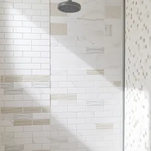 Jakie płytki na ścianę pod prysznic