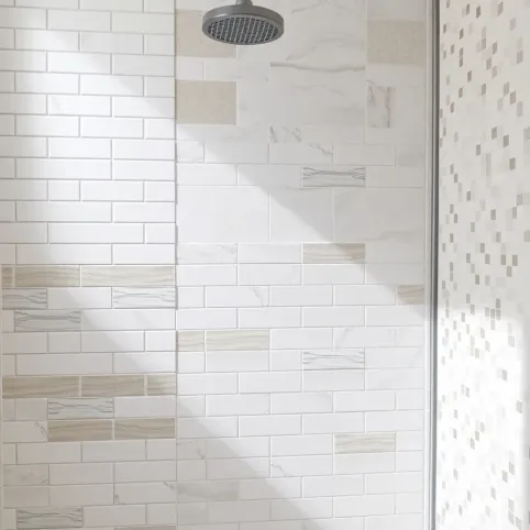 Jakie płytki na ścianę pod prysznic