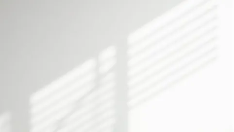 Lamele na białej ścianie