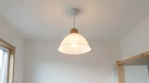 Lampa sufitowa w stylu skandynawskim